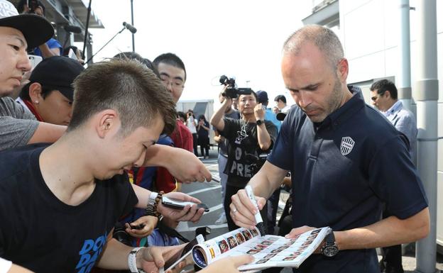 Andrés Iniesta firma sus primeros autógrafos en Japón. 