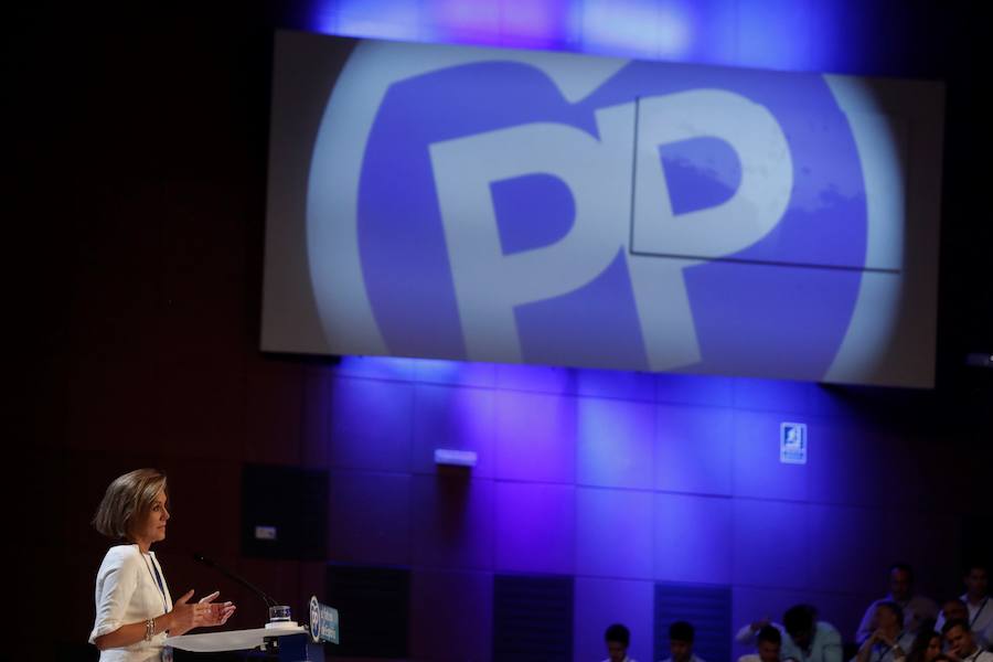 La secretaria general del PP, María Dolores de Cospedal, se ha despedido hoy del cargo que ha ocupado durante diez años entregando el testigo a quien le suceda «con la conciencia tranquila, sin cuentas pendientes» y con su lealtad «intacta» al PP y al todavía presidente, Mariano Rajoy. Por su parte, el presidente del PP, Mariano Rajoy, ha asegurado , en la recta final del discurso de su despedida, que se va como líder, pero que eso no significa que abandone el partido. «Me aparto, pero no me voy», ha aseverado, tras puntualizar que espera que se interprete «bien» esta afirmación.