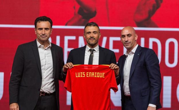 Luis Enrique, flanqueado por Molina y Rubiales. 