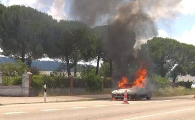 Coche ardiendo.