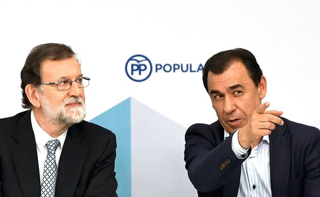 Fernando Martínez-Maíllo (derecha), junto a Mariano Rajoy.