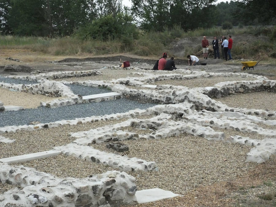 Arqueólogos y estudiantes universitarios trabajan en la villa romana de Santa Lucía.