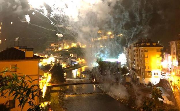 Imagen de la explosión en Cangas del Narcea.