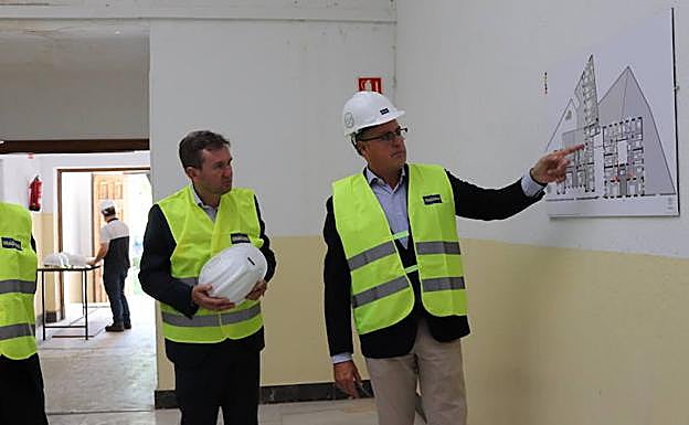 El alcalde atendiendo a las explicaciones sobre el proyecto