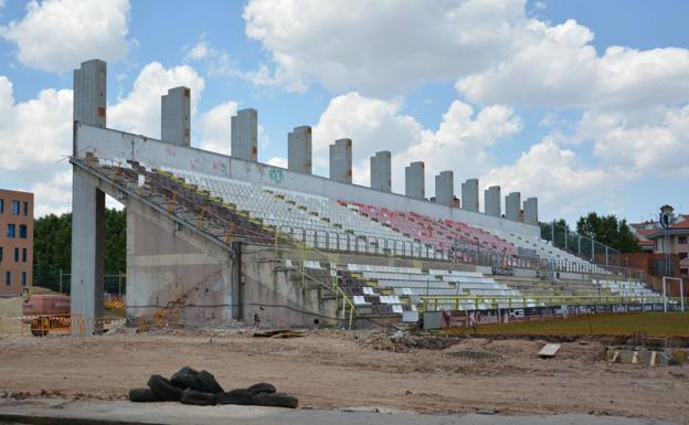 Ya es visible la estructura sobre la que se colocará la cubierta.