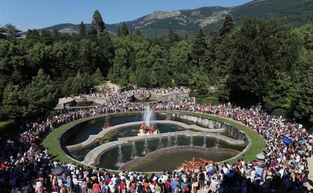 Con motivo de la festividad de Santiago Apóstol, Patrimonio Nacional pone en funcionamiento los juegos de agua de las fuentes de la Palacio Real de La Granja de San Ildefonso.