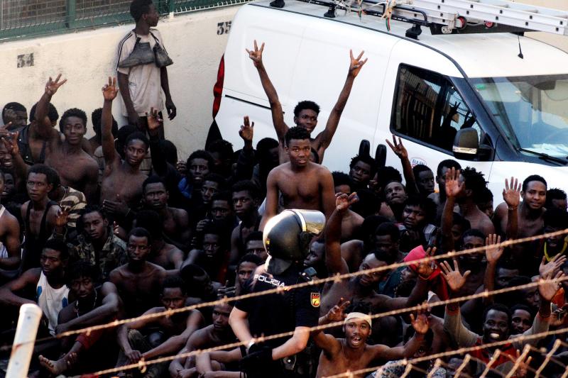 Los más de 400 inmigrantes que han logrado saltar la valla que separa Marruecos de Ceuta celebran su llegada a territorio de la Unión Europea, pero también muestran las marcas de un enfrentamiento que fuentes policiales han definido como «violento y sin precendentes».
