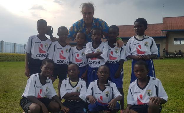 Decenas de niños congoleños visten desde hace años las camisetas del Burgos CF.