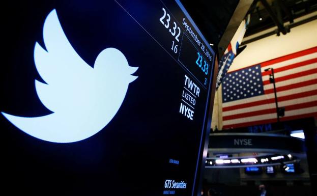 El logo de Twitter se muestra en pantalla en la Bolsa de Nueva York. 