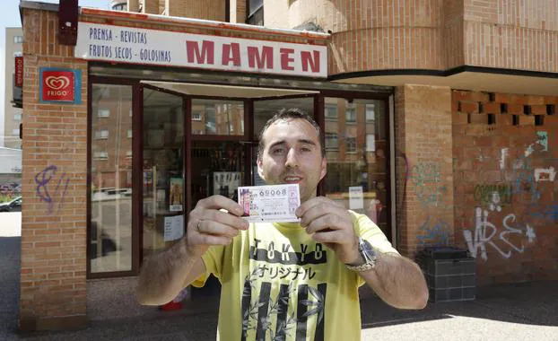 Juan Carlos León, dueño del kiosco Mamen, que repartió los décimos. 