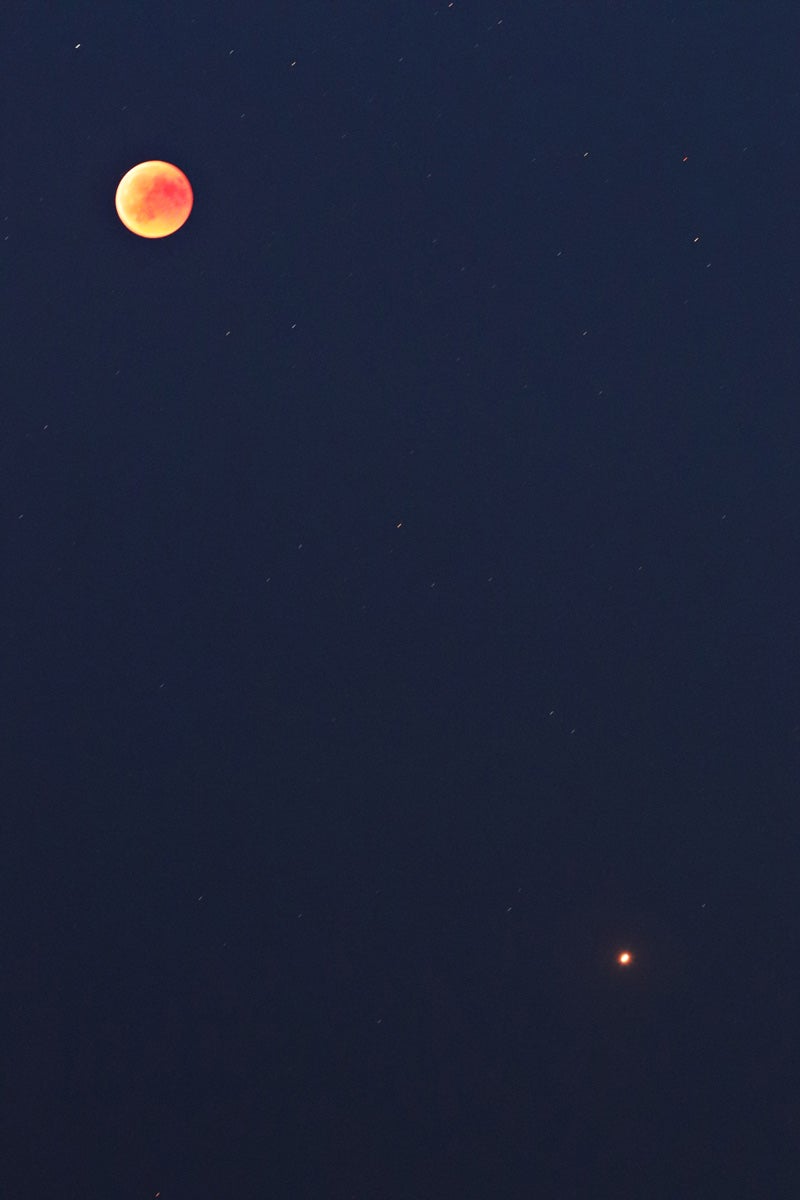 Marte acompañó la gran imagen de la luna roja