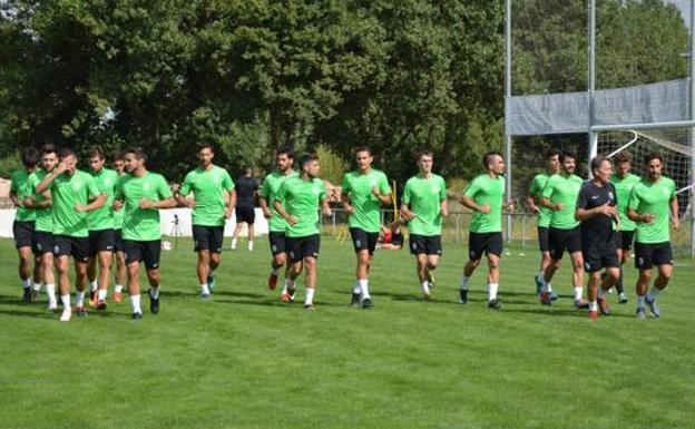 Los jugadores del Burgos, durante un entrenamiento de esta temporada.