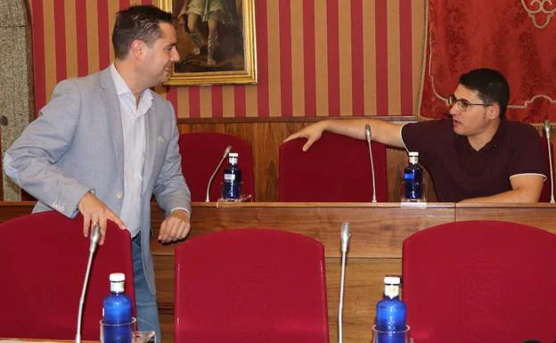 Salinero, a la derecha, charla con De la Rosa antes del inicio del Pleno.