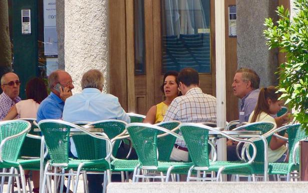 Francisco Javier León de la Riva, sonriente, acompañado de varios concejales del PP esta mañana en una terraza poco después de conocerse la sentencia.