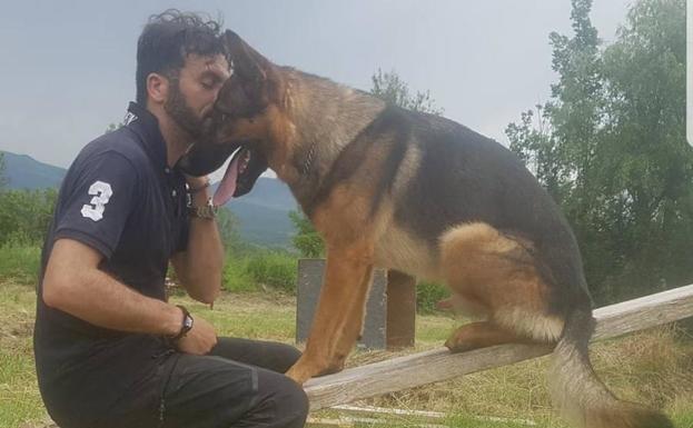 Imagen de perfil de Facebook de Fabiano con su perro Kaos. 