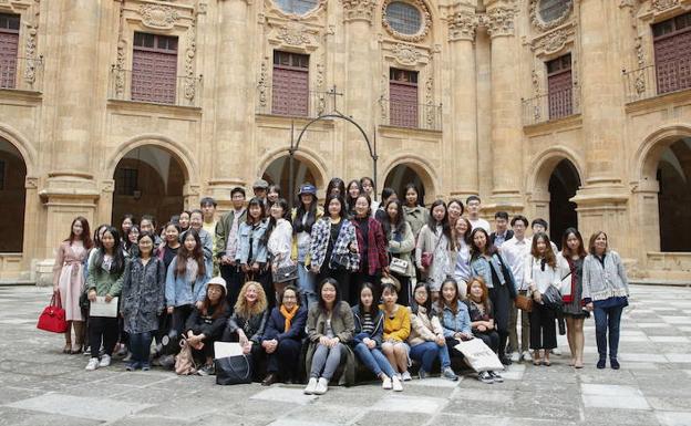 Un grupo de estudiantes de español, en el patio de la UPSA.