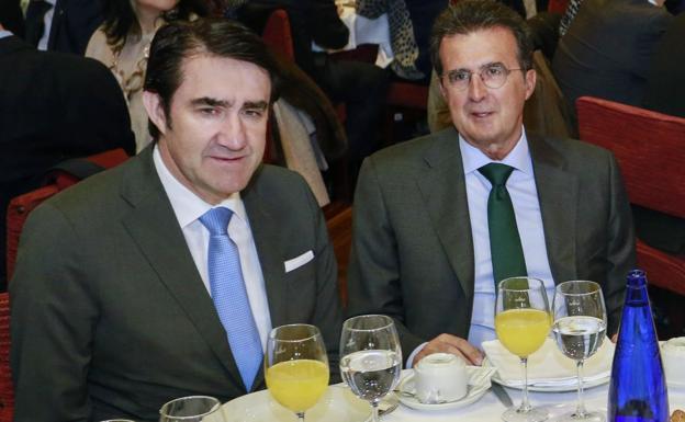 Juan Carlos Suárez-Quiñones, junto a José Luis Ulibarri, en un acto organizado por uno de los medios de comunicación del empresario.