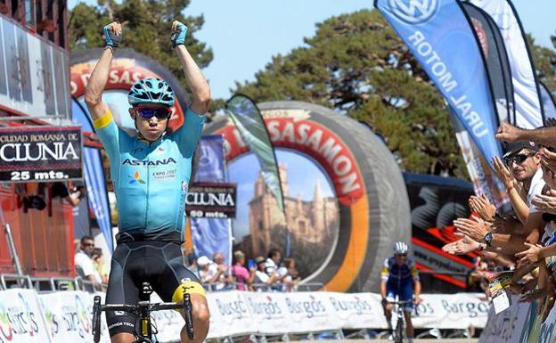 Miguel Ángel López celebrando un triunfo de etapa en la Vuelta a Burgos.