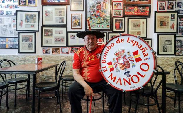 Manolo, en su bar. 