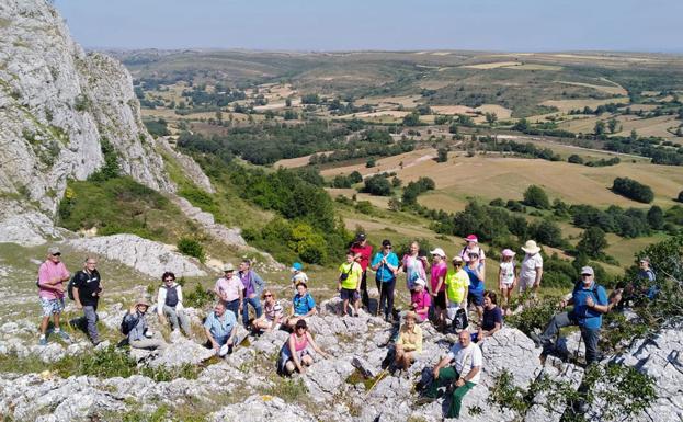 Imagen de una de las visitas al Geoparque de las Loras