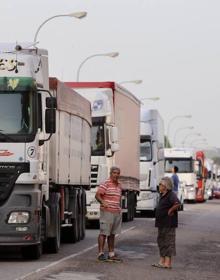 Imagen secundaria 2 - Vecinos de Peñafiel reclaman la construcción de la Autovía del Duero. En la parte inferior, camiones retenidos por la manifestación.