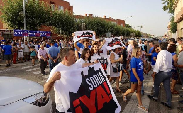 Imagen principal - Vecinos de Peñafiel reclaman la construcción de la Autovía del Duero. En la parte inferior, camiones retenidos por la manifestación.