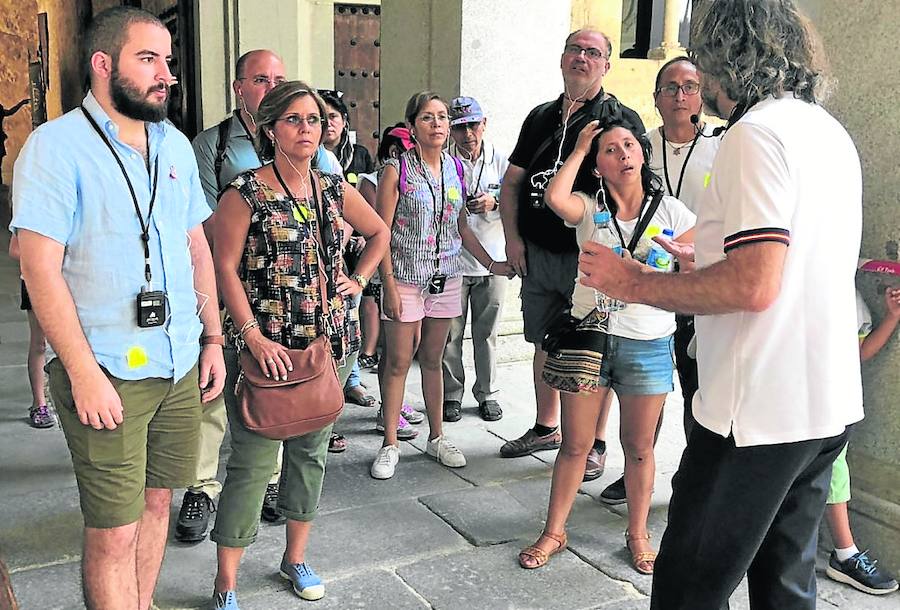 Un grupo de visitantes escuchan las explicaciones del guía con el nuevo sistema.