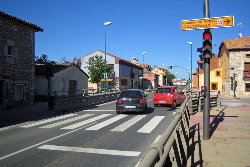 La N-120 a su paso por Castañares.