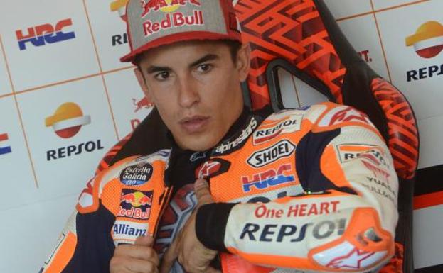 Marc Márquez en el paddock durante los libres del GP de la República Checa