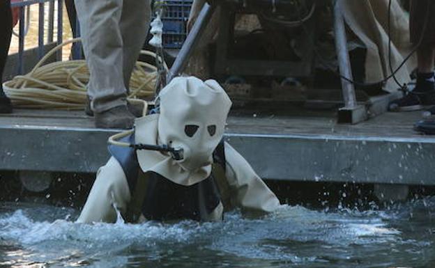 Recreación en el año 2016 de la primera inmersión subacuática prolongada de la historia en el río Pisuerga de Valladolid.