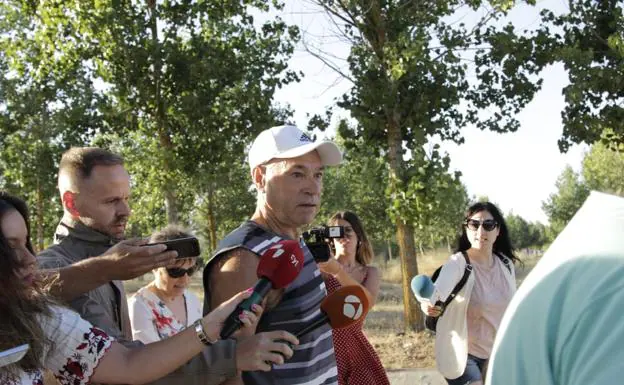 Santi Potros, a su salida de la prisión de Topas rodeado de periodistas.