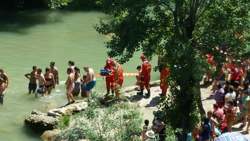 Fotos: Rescate de un bañista tras lanzarse desde la cascada de Pedrosa de Tobalina