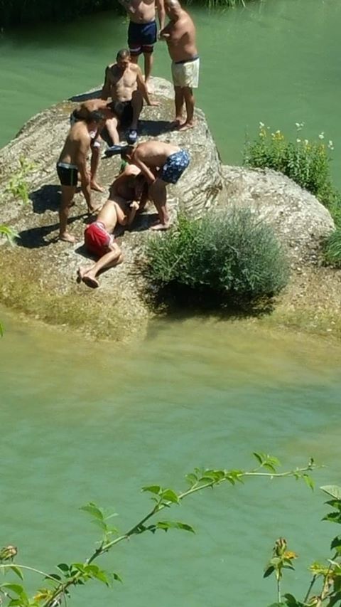 Fotos: Rescate de un bañista tras lanzarse desde la cascada de Pedrosa de Tobalina