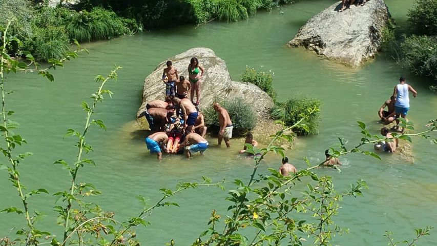 Fotos: Rescate de un bañista tras lanzarse desde la cascada de Pedrosa de Tobalina