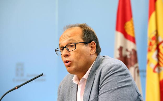 El gerente de Servicios Sociales, Carlos Raúl de Pablos, informa de las medidas para compensar los efectos de la revalorización de las pensiones en las personas dependientes.