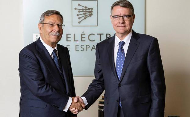 José Folgado (i), junto a su sucesor en el cargo en Red Eléctrica, Jordi Sevilla. 