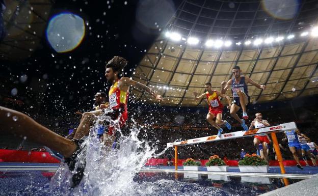 Fernando Carro (i), durante la carrera de 3.000 metros obstáculos. 