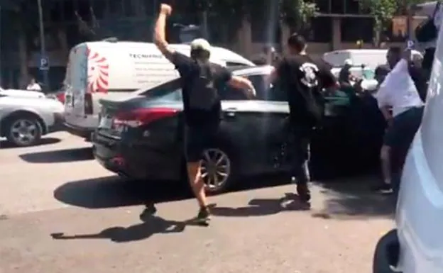 Dos detenidos por la agresión de unos taxistas a un vehículo VTC en Barcelona