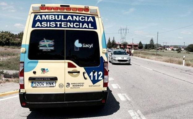 Una ambulancia estacionada en una carretera.