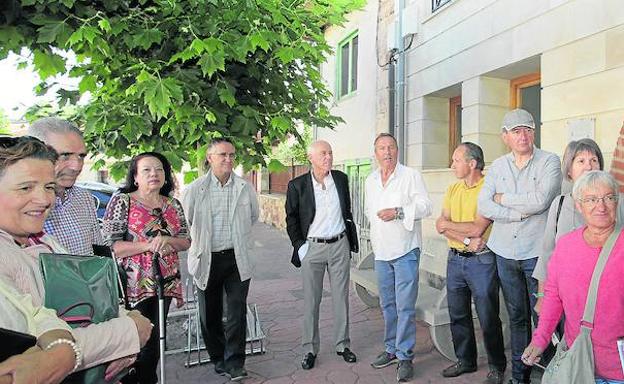 Alcaldes, asociaciones y representantes de la Junta en la reunión celebrada en Salinas. 