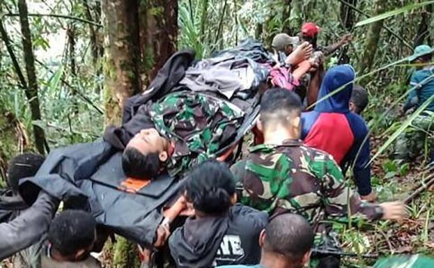 Equipos de rescate indonesios trasladan al único superviviente del accidente.