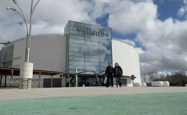 Entrada principal del centro comercial Vallsur. 