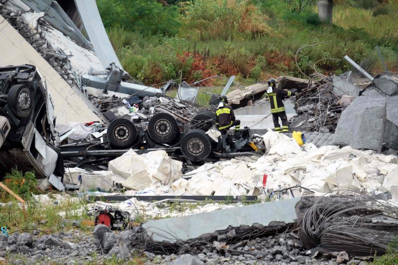 Numeros vehículos se han precipitado al vacío tras el derrumbe de la infraestructura