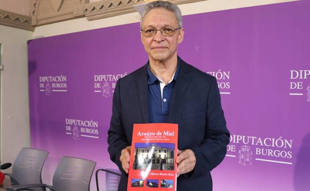 Alfonso Benito Rica posa con el libro.