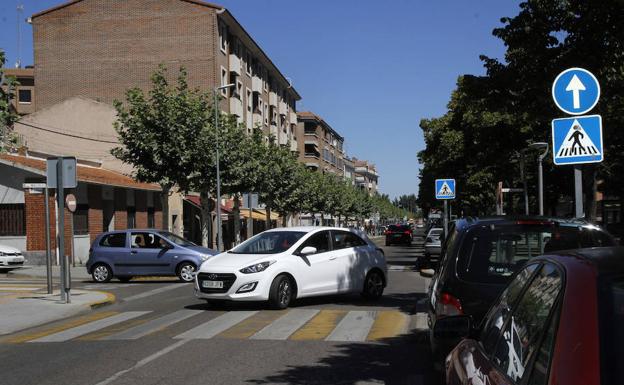 Dos coches circulan por las calles de Laguna de Duero, donde Gespol quería implantar sus sistemas de control de tráfico. 