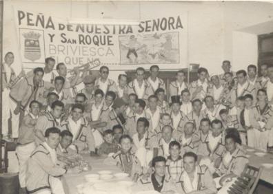 Imagen secundaria 1 - Imagen de la peña en la actualidad, en los años 70 y en 2017, respectivamente