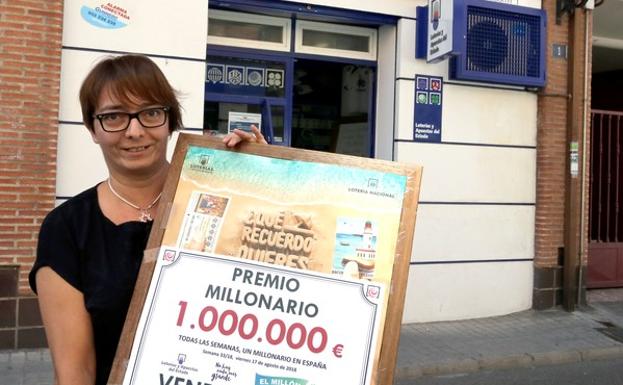 Paquita, trabajadora de la Administración de Lotería número 1 de Laguna de Duero (Valladolid), tras validar un premio de un lillón de euros del Millón de Euromillones. 