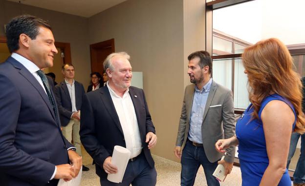 La presidenta de las Cortes, Silvia Clemente, conversa con los portavoces del PP y del PSOE, Raúl de la Hoz (i) y Luis Tudanca, y el procurador socialista José Francisco Martín. 
