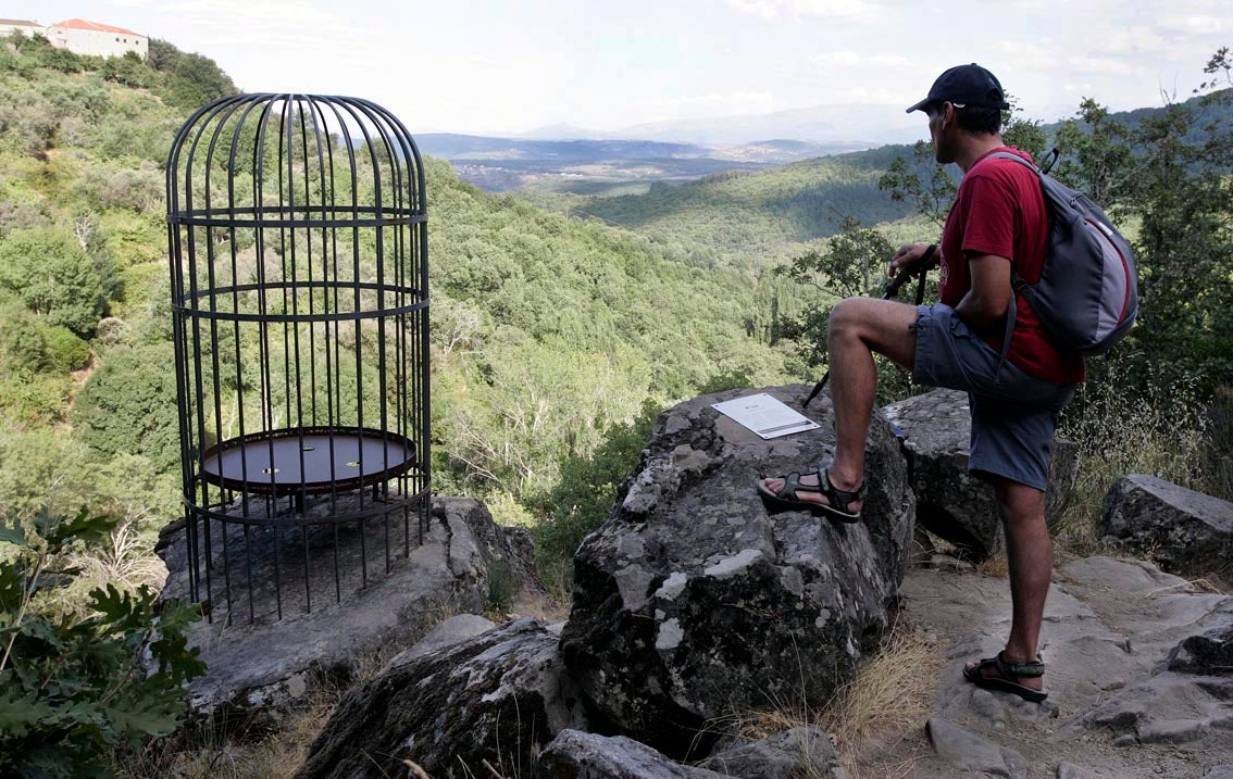 El Camino del Agua, Sierra de Francia (Salamanca). Un sendero creado con el paso de los siglos y un lugar ideal para recorrer una parte del Espacio Natural Las Batuecas. El agua será la excusa perfecta y el sonido de fondo que el viajero podrá escuchar en su camino entre las localidades de Mogarraz y Monforte. Atravesando bosques de robles y castaños, esta ruta invita a disfrutar de un entorno natural en el que se han creado, además, seis obras de arte dignas de contemplar durante el recorrido.