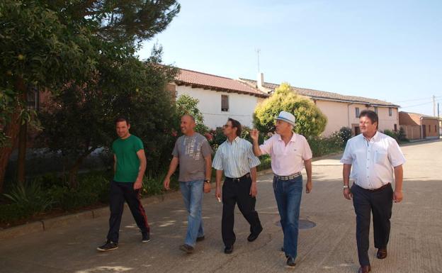 El delegado Luis Domingo González con la corporación municipal y el alcalde de Bustillo del Páramo. 